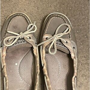 ❤️❤️Women Sperrys Size 9. Good condition. See pictures for small blemishes.
